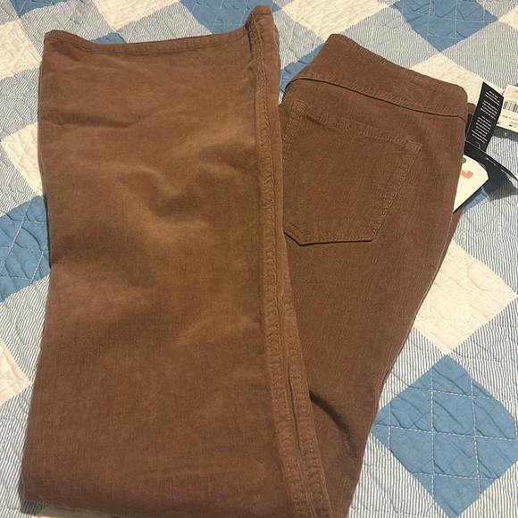 NWT CELEBRITY PINK
Juniors' High-Rise Curvy-Fit Flare-Leg Corduroy Pants - Picture 14 of 15